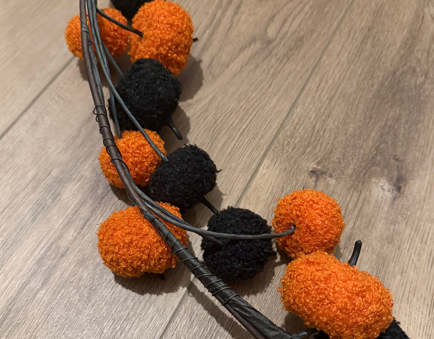Sherpa Pumpkin Garland 120cm – Black & Orange Halloween Decoration