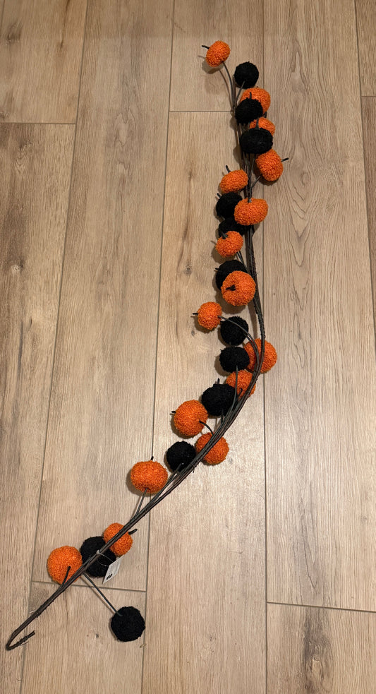 Sherpa Pumpkin Garland 120cm – Black & Orange Halloween Decoration